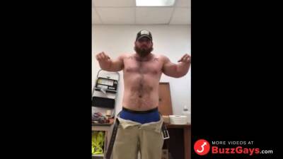 Muscle man showing his dick - fetishpapa.com