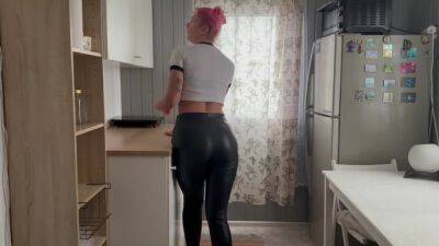 Made A Bitch In Leather Leggings Suck A Dick In The Kitchen And Cum On Her Face - hotmovs.com - Russia