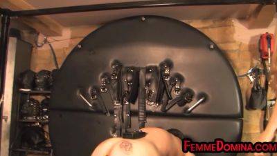 Leather BDSM domina whipping her sub in CFNM lesson - txxx